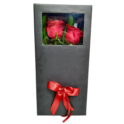 Caixa com 2 rosas...